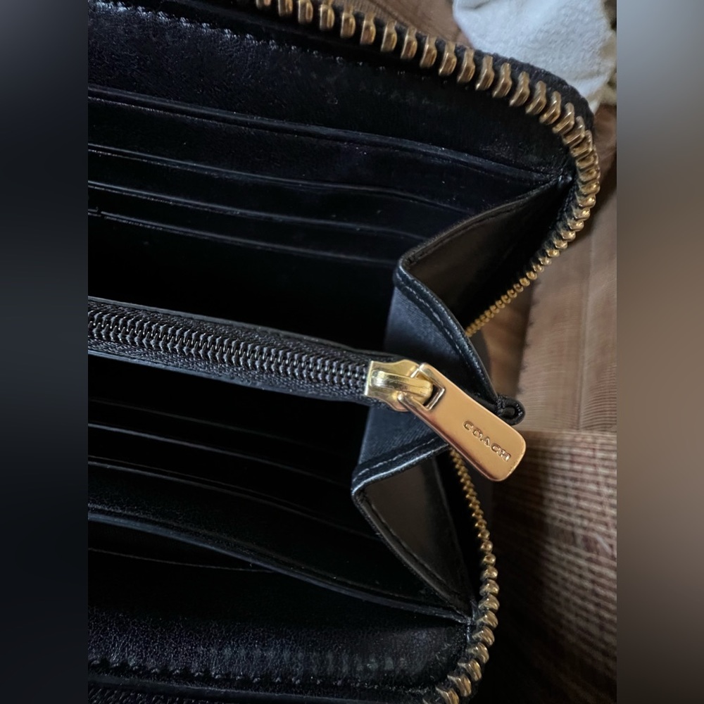𝐂𝐎𝐀𝐂𝐇 𝐀𝐜𝐜𝐨𝐫𝐝𝐢𝐚𝐧 𝐙𝐢𝐩 𝐖𝐚𝐥𝐥𝐞𝐭 - Picture 3 of 5